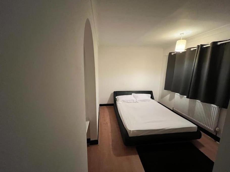 Cheerful 3 Bed House With Free Parking. Villa Nottingham Exteriör bild